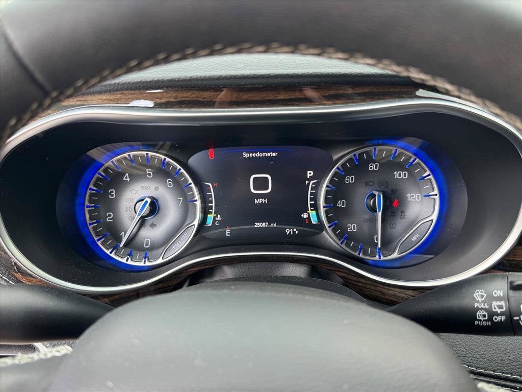 Used 2022 Chrysler Pacifica Limited AWD/4WD image 23
