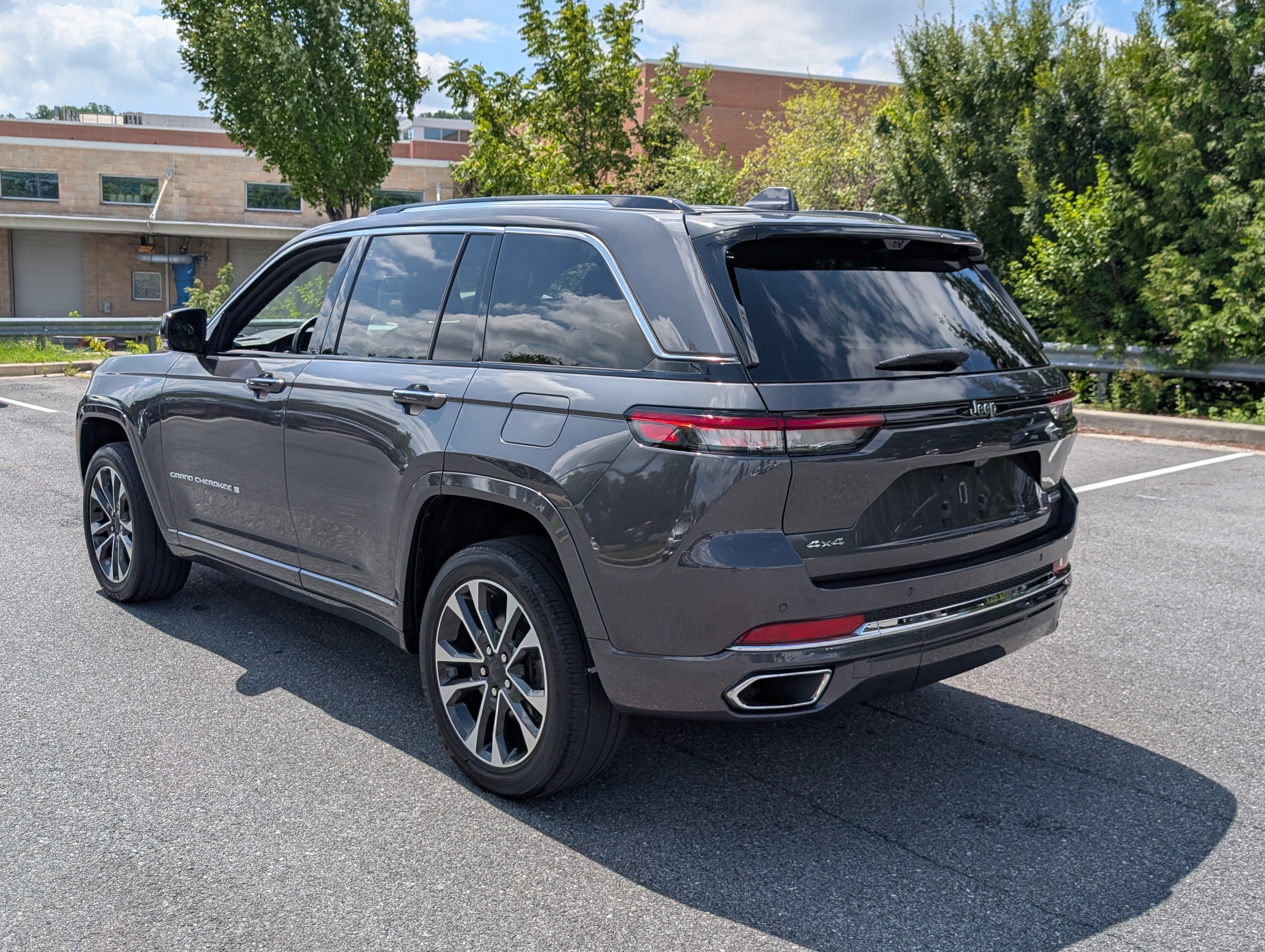 Used 2022 Jeep Grand Cherokee Overland w/ Luxury Tech Group IV AWD/4WD image 5