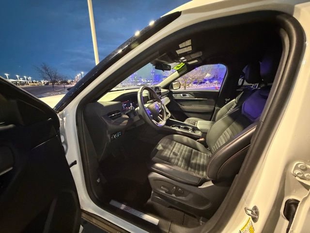 Used 2025 Ford Explorer ST-Line w/ ST-Line Street Pack image 12