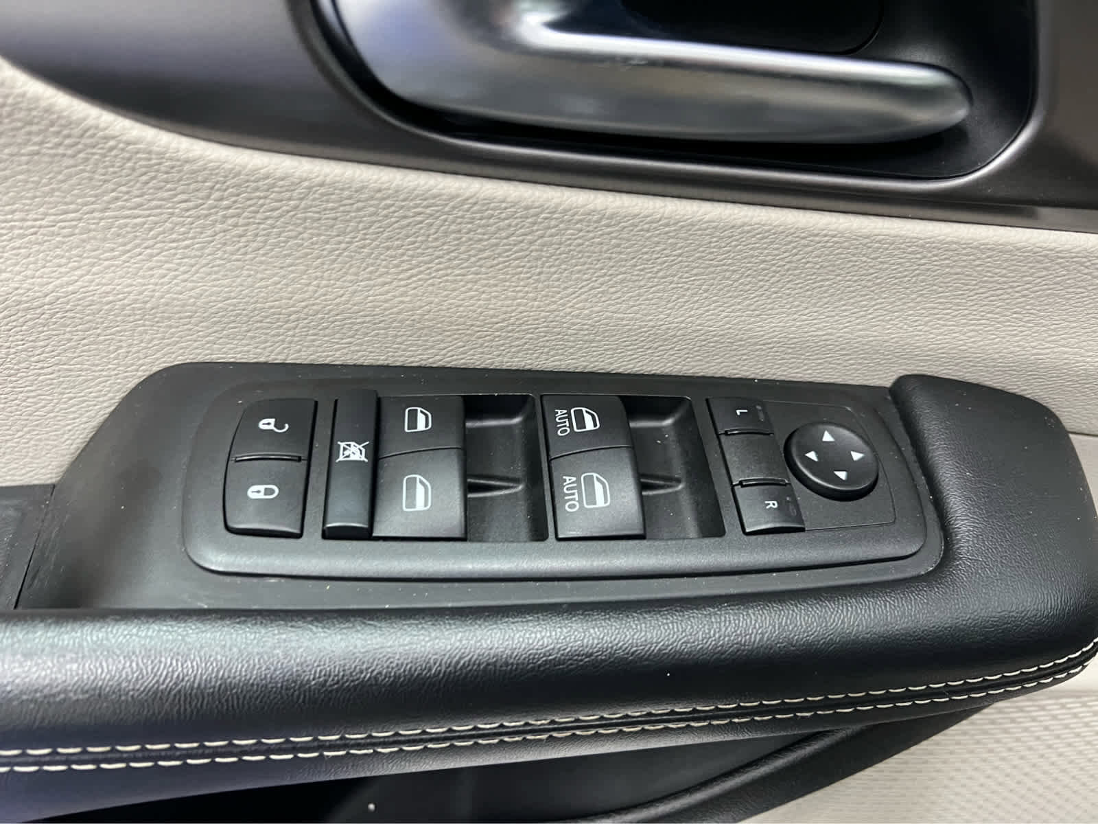 Used 2022 Chrysler Pacifica Touring-L image 25