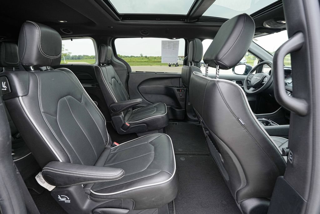Used 2025 Chrysler Pacifica Limited FWD image 23