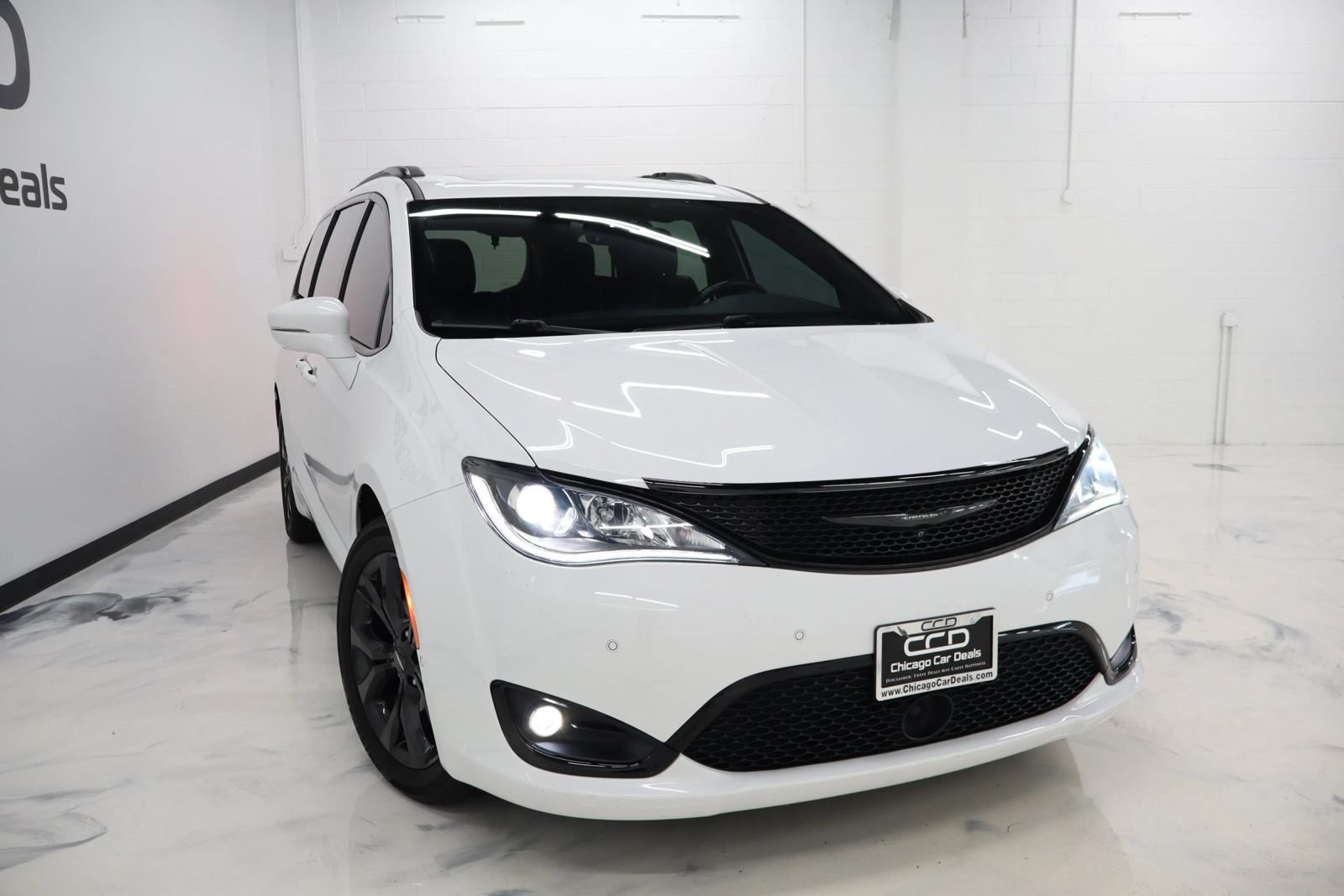 Used 2019 Chrysler Pacifica Limited w/ Advanced Safetytec Group FWD image 2