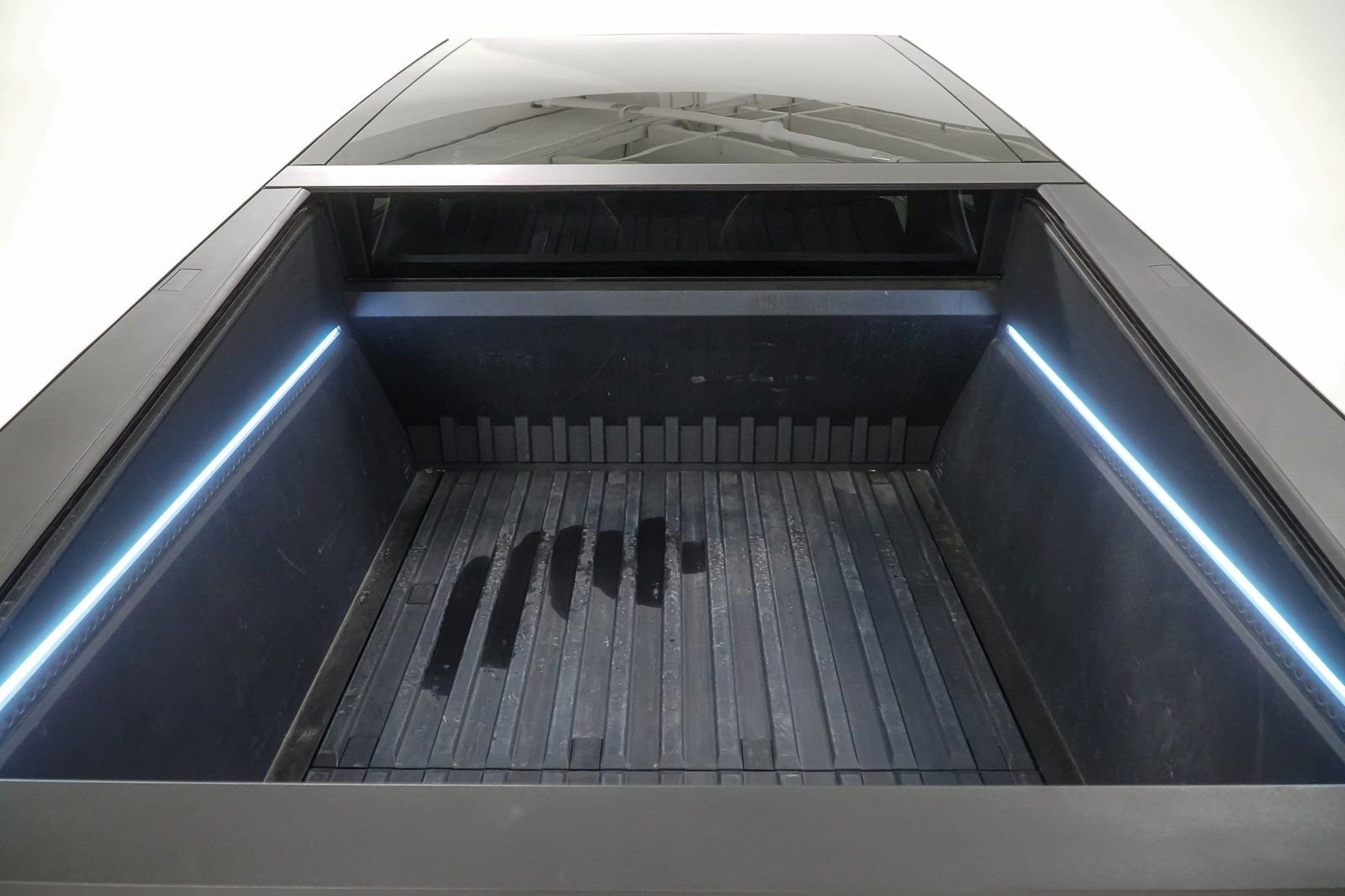 Used 2025 Tesla Cybertruck AWD Crew Cab image 11