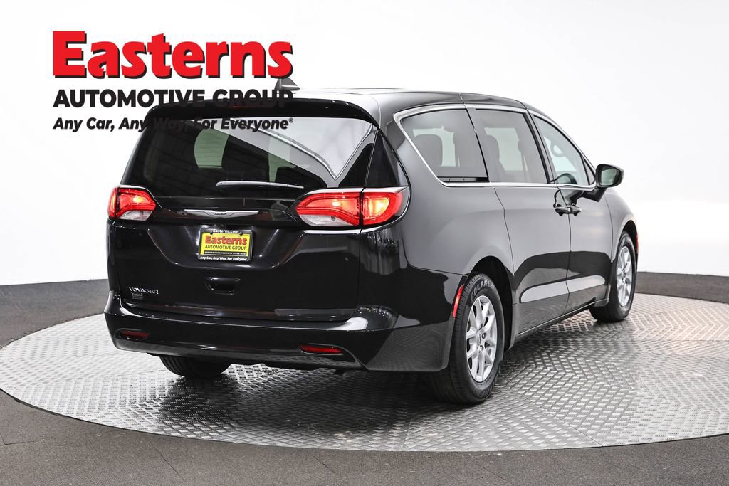 Used 2022 Chrysler Voyager LX image 5