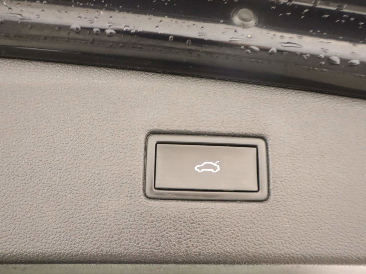 Used 2022 Volkswagen Tiguan SE w/ Panoramic Sunroof Package image 19