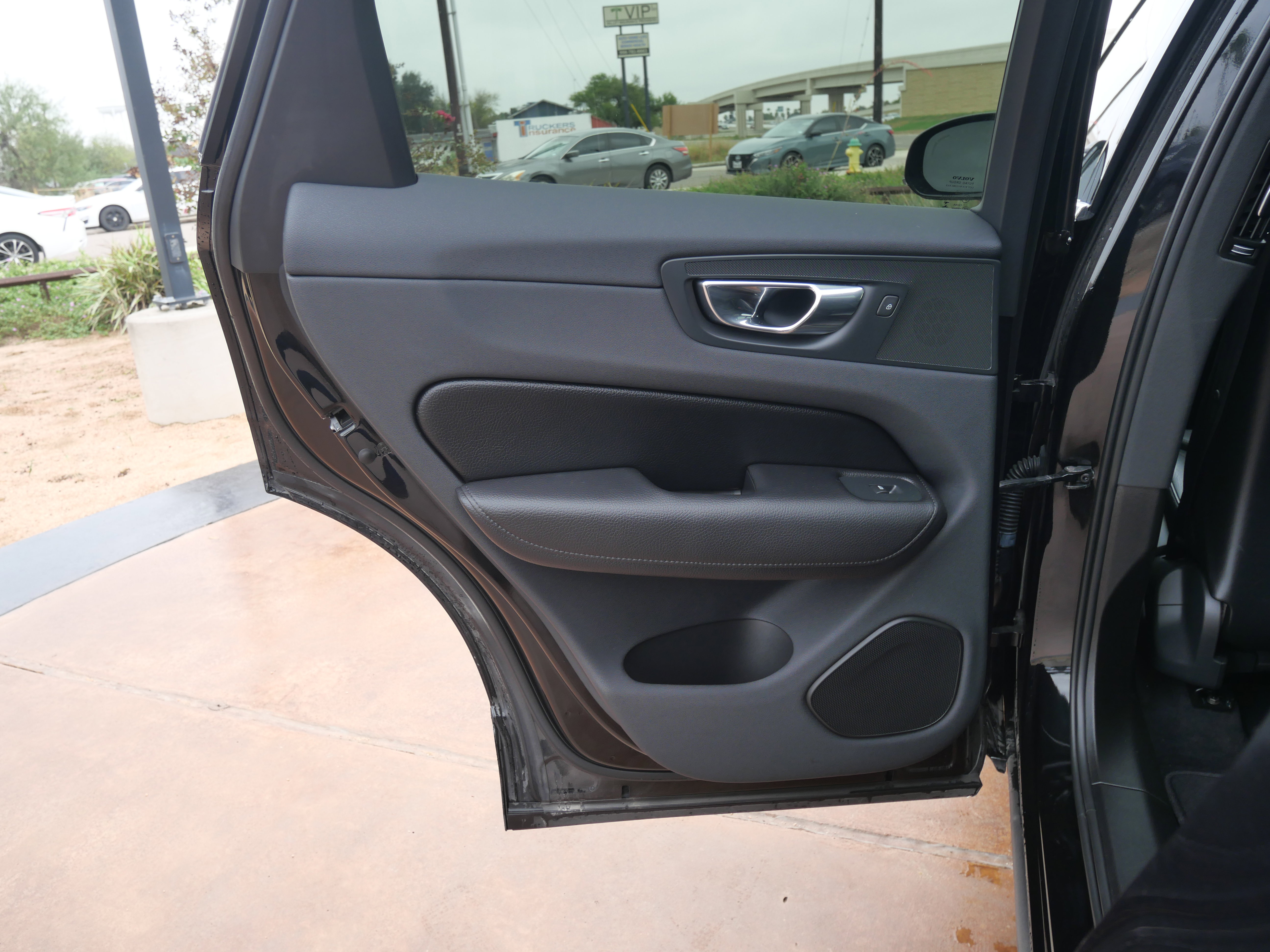 Used 2019 Volvo XC60 T5 Momentum w/ Protection Package Premier image 7