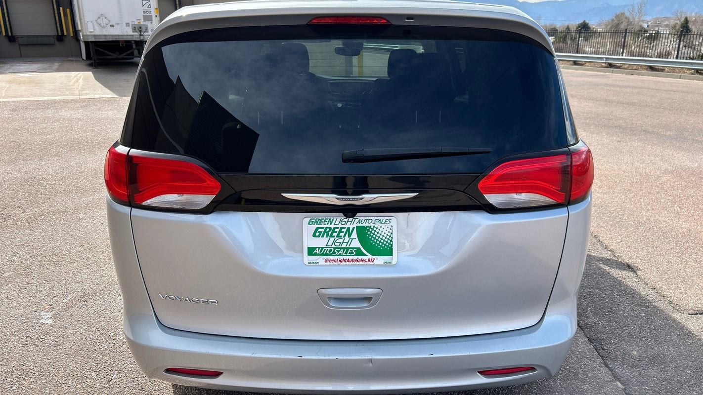 Used 2023 Chrysler Voyager LX image 14