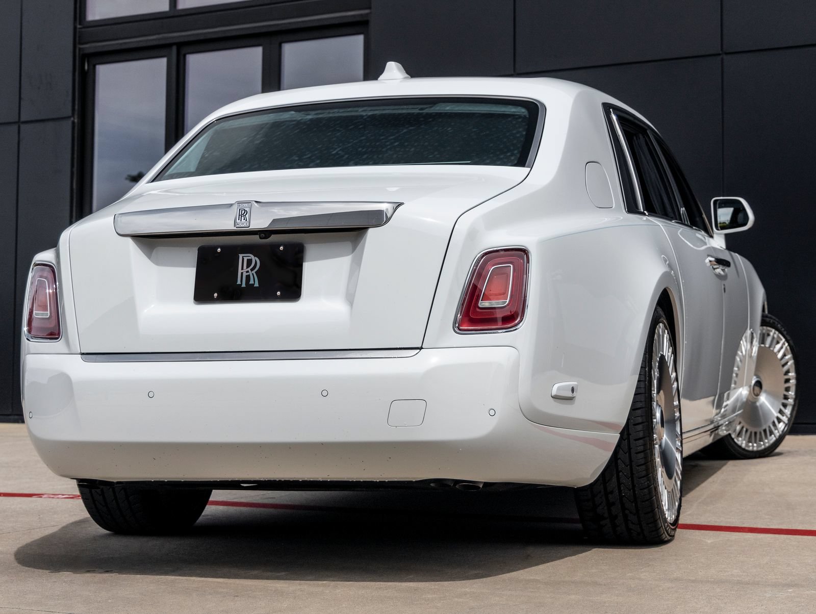 Used 2023 Rolls-Royce Phantom Extended Wheelbase w/ Leather Finishing Pack RWD image 3