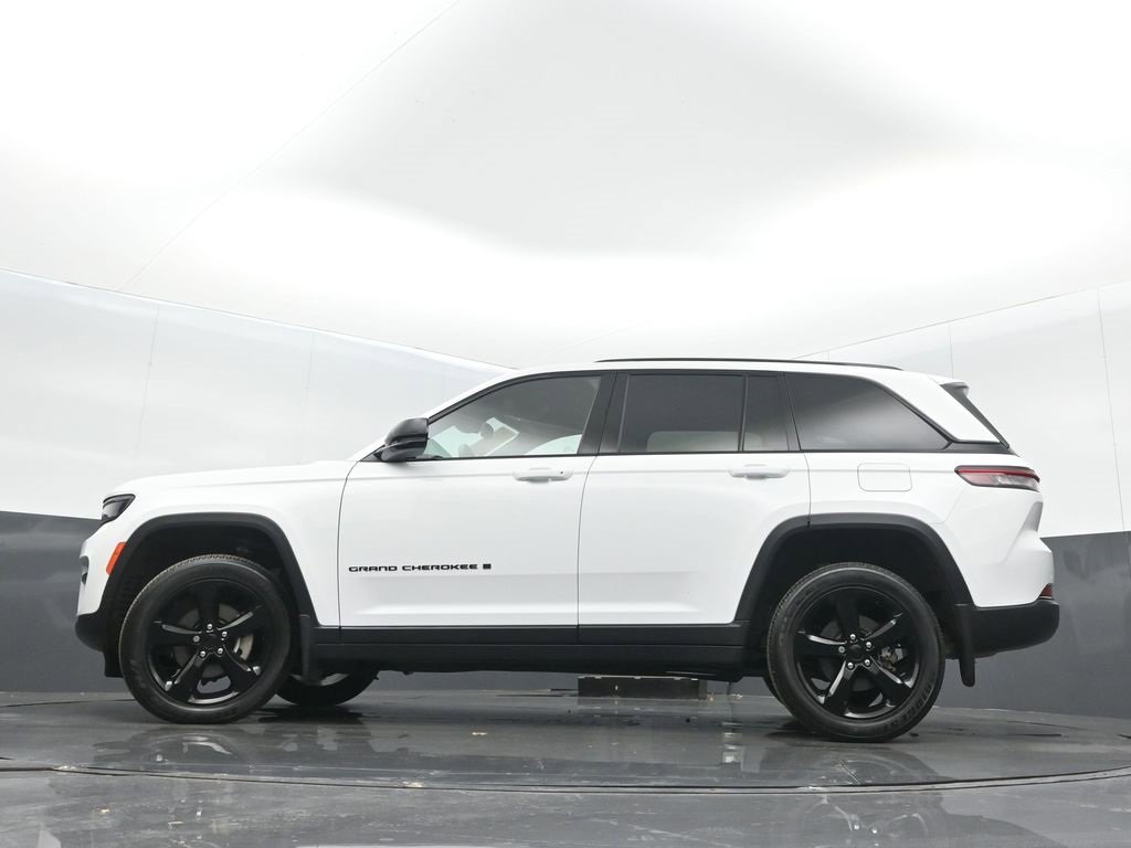 Used 2023 Jeep Grand Cherokee Altitude image 32