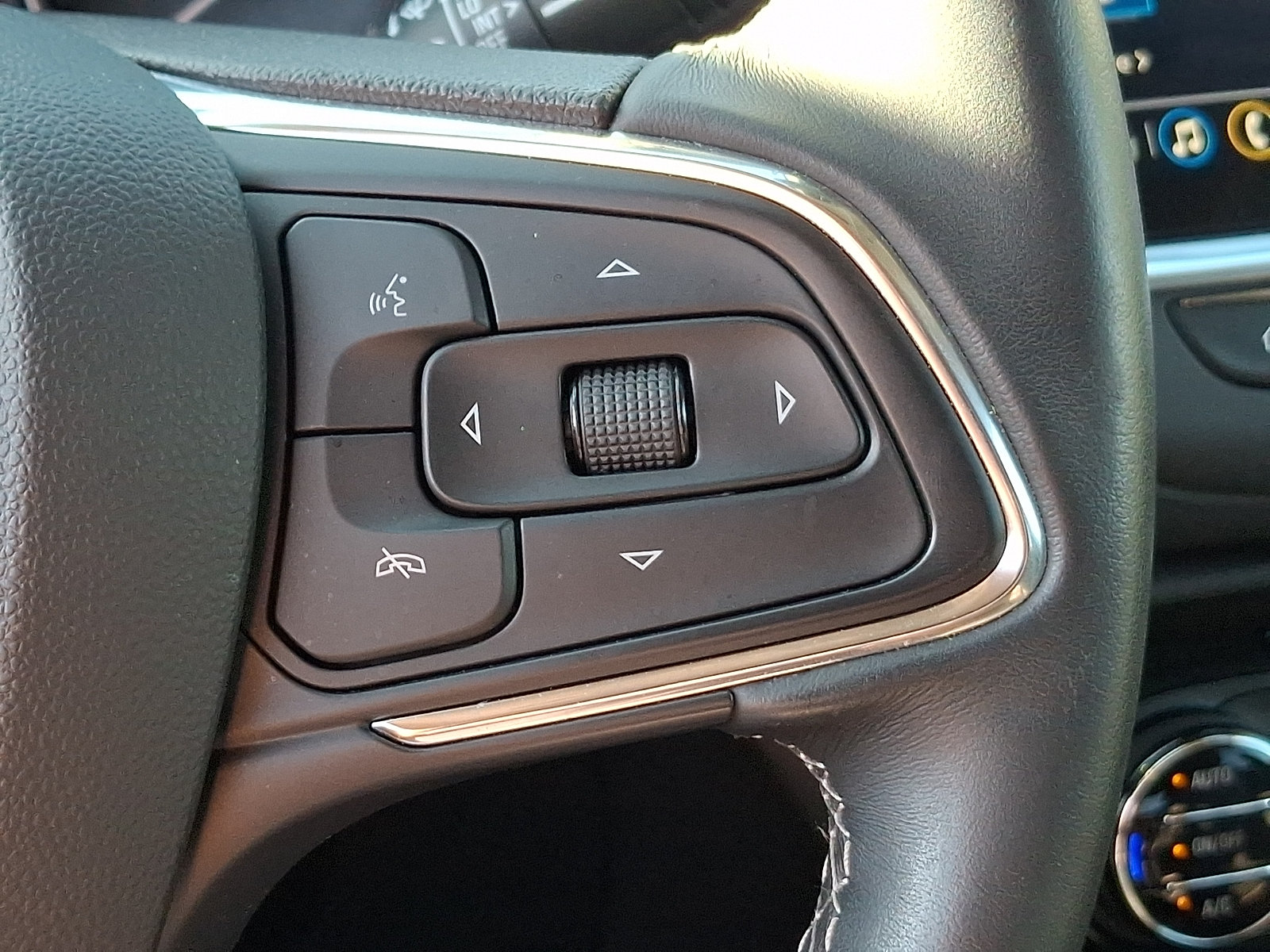 Used 2023 Buick Encore GX Select w/ Sport Touring Package FWD image 23