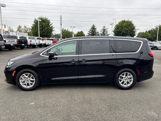 Used 2024 Chrysler Pacifica Touring-L FWD image 2
