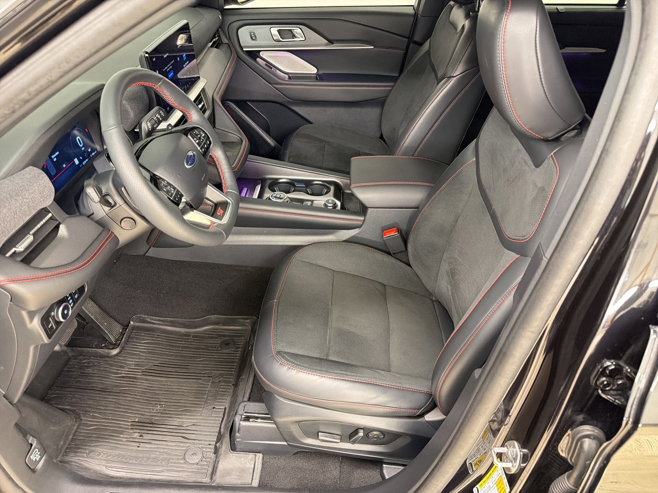Used 2025 Ford Explorer ST image 4