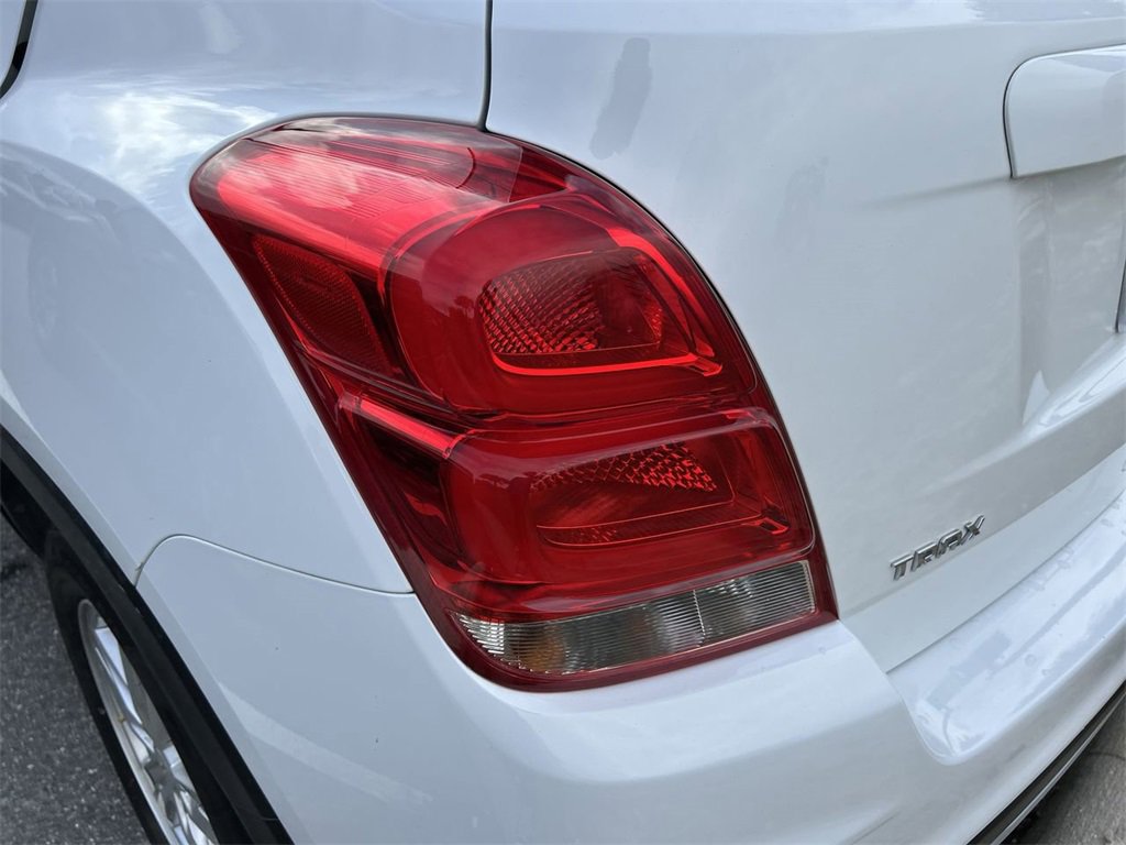 Used 2020 Chevrolet Trax LT w/ LT Convenience Package image 16