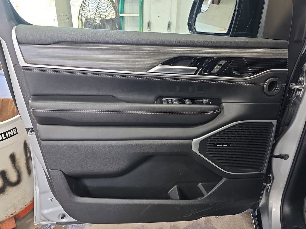 Used 2023 Jeep Wagoneer L Series II image 30