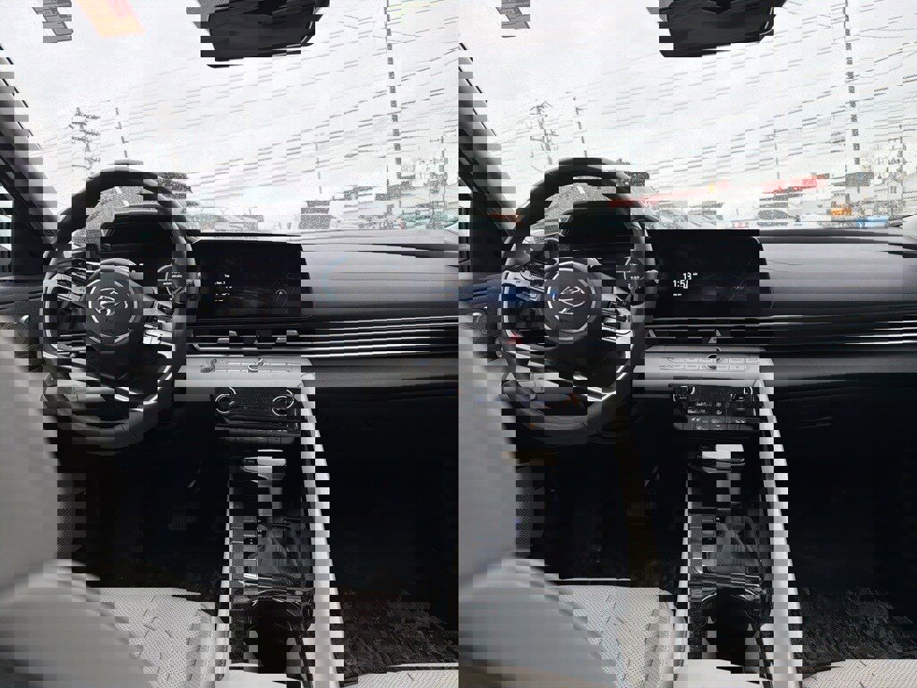 Certified 2022 Hyundai Elantra Limited image 18