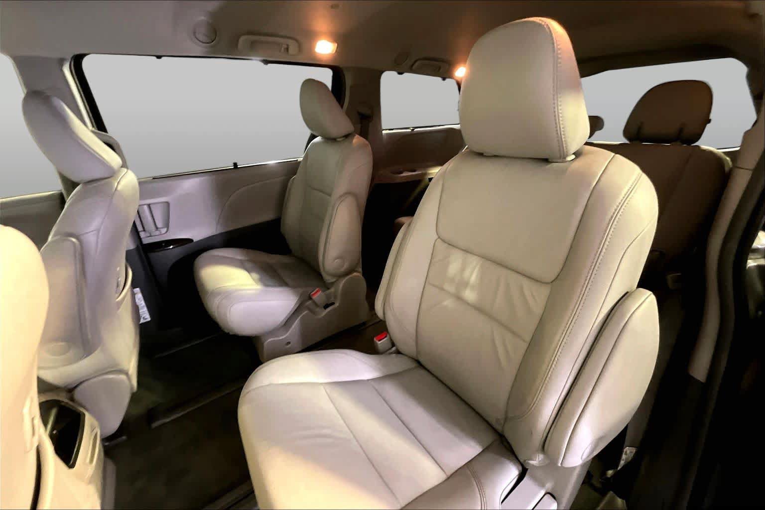 Used 2017 Toyota Sienna XLE w/ XLE Navigation Package AWD/4WD image 21