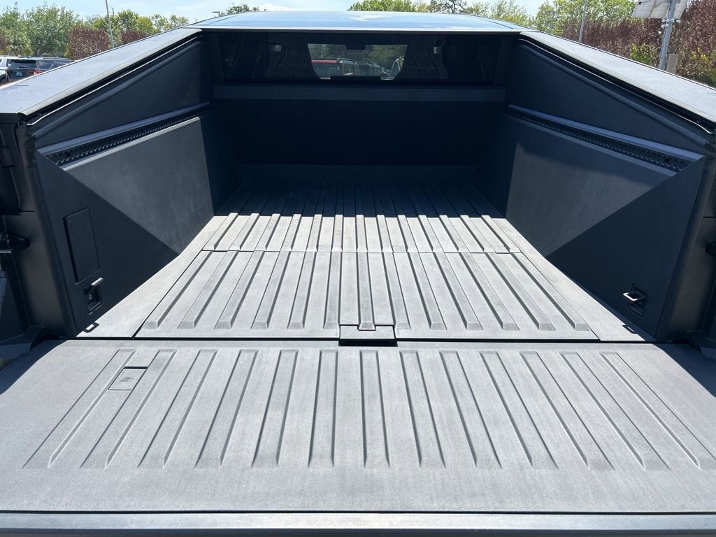 Used 2025 Tesla Cybertruck AWD Crew Cab image 41