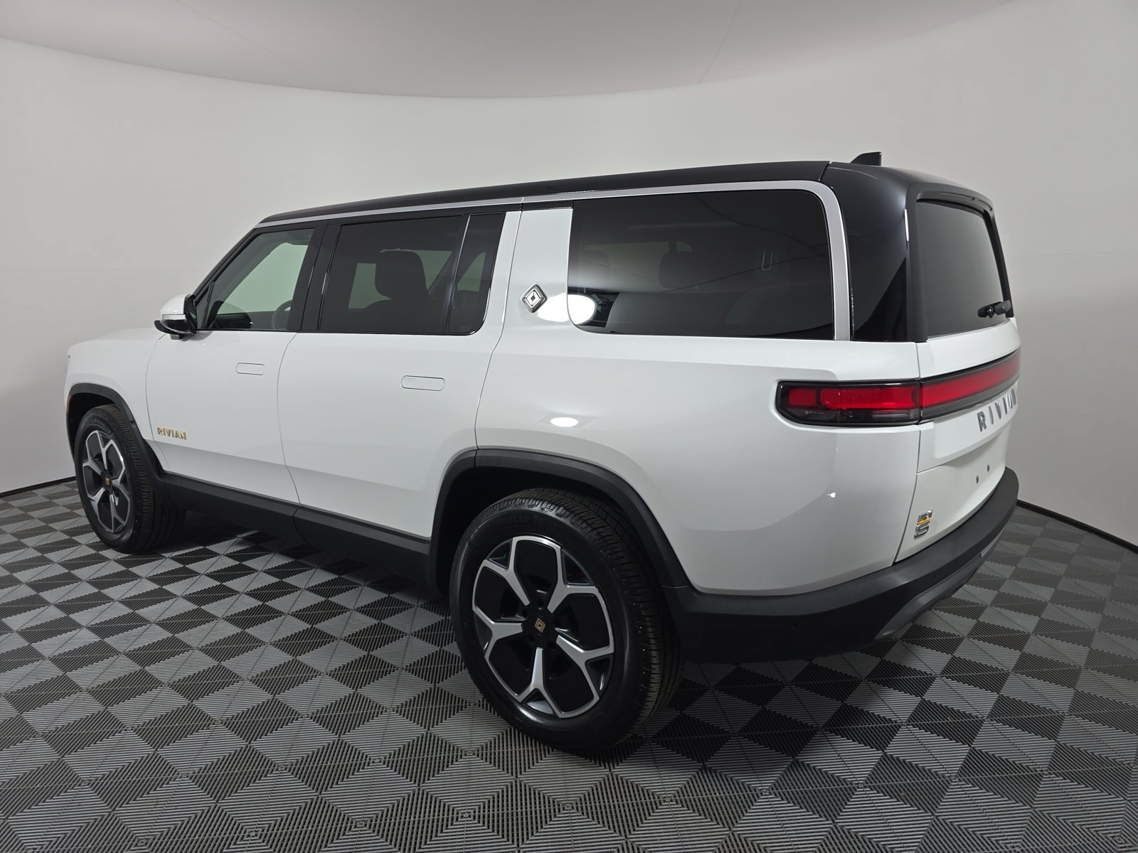 Used 2024 Rivian R1S Adventure Quad AWD/4WD image 3