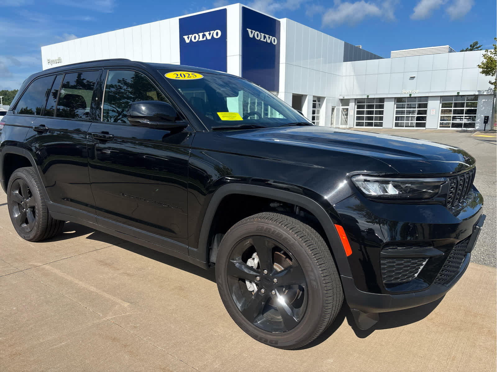 Used 2025 Jeep Grand Cherokee Altitude AWD/4WD image 2
