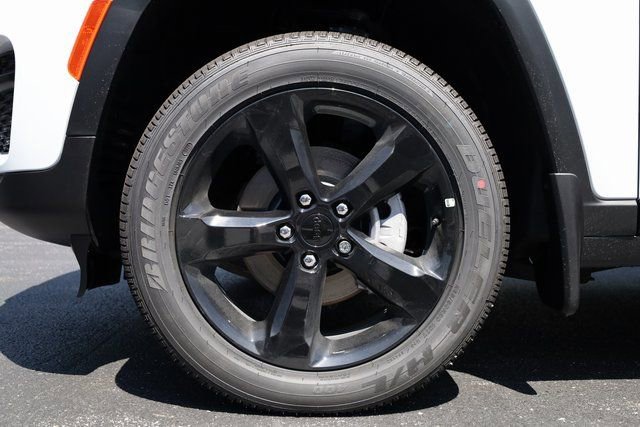 New 2025 Jeep Grand Cherokee Laredo image 7