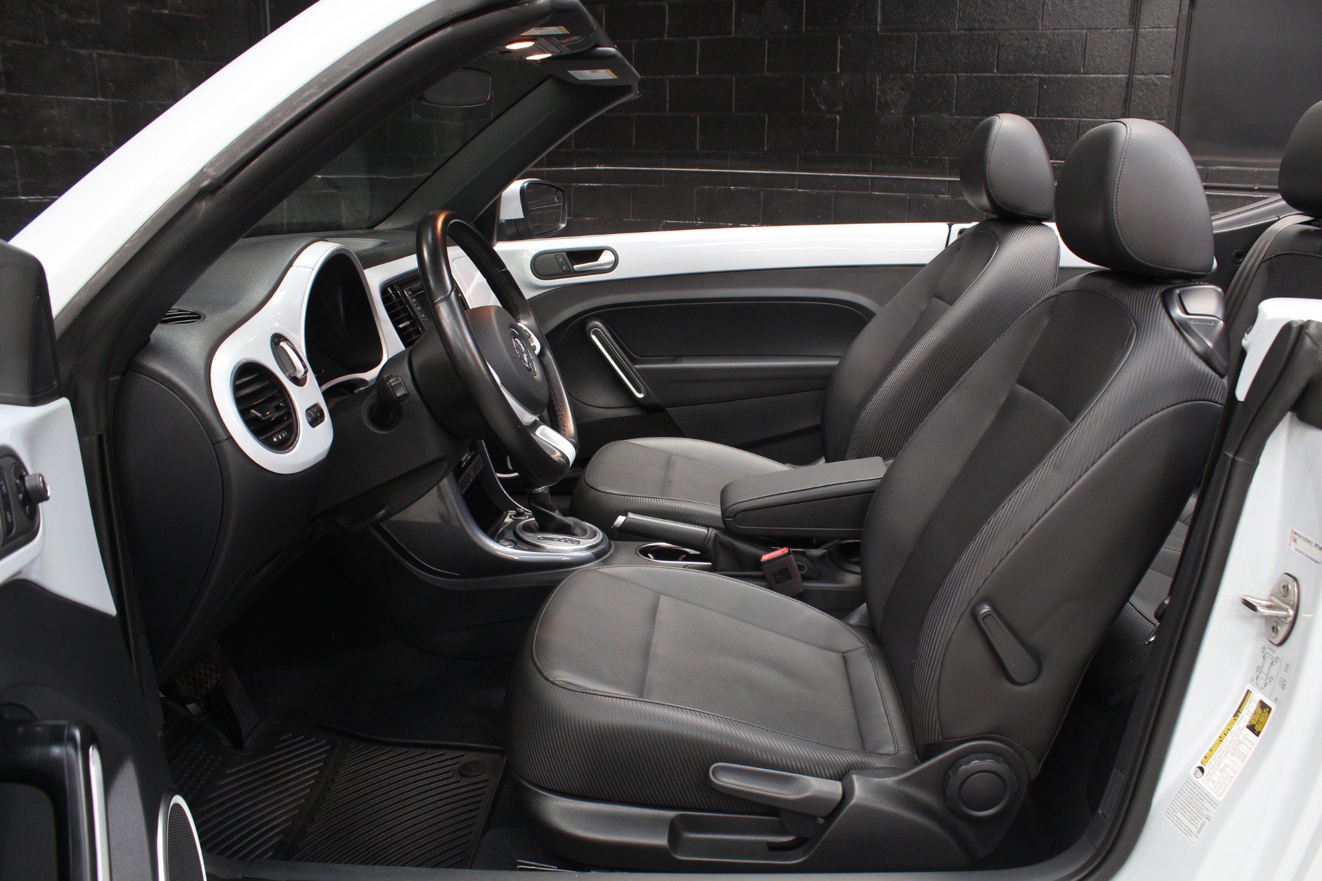 Used 2018 Volkswagen Beetle 2.0T SE FWD image 34