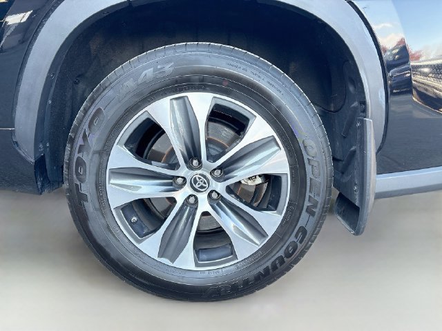 Used 2022 Toyota Highlander XLE AWD/4WD image 32