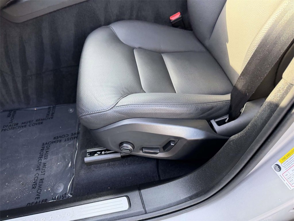 Used 2025 Volvo XC60 B5 Plus image 17