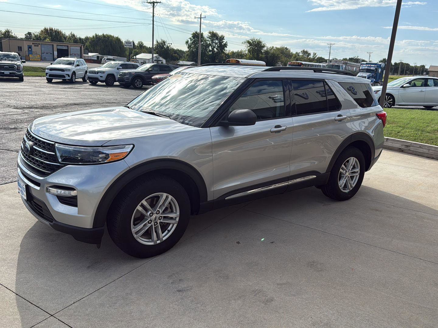 Used 2022 Ford Explorer XLT w/ Equipment Group 202A image 3