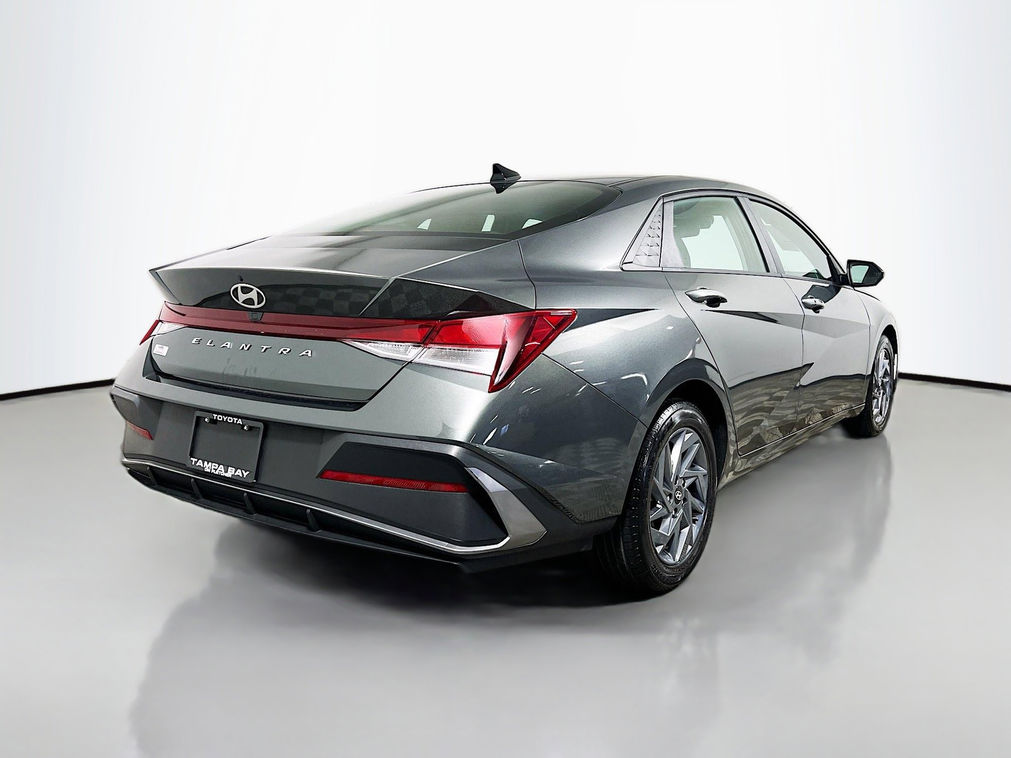 Used 2024 Hyundai Elantra SEL image 4