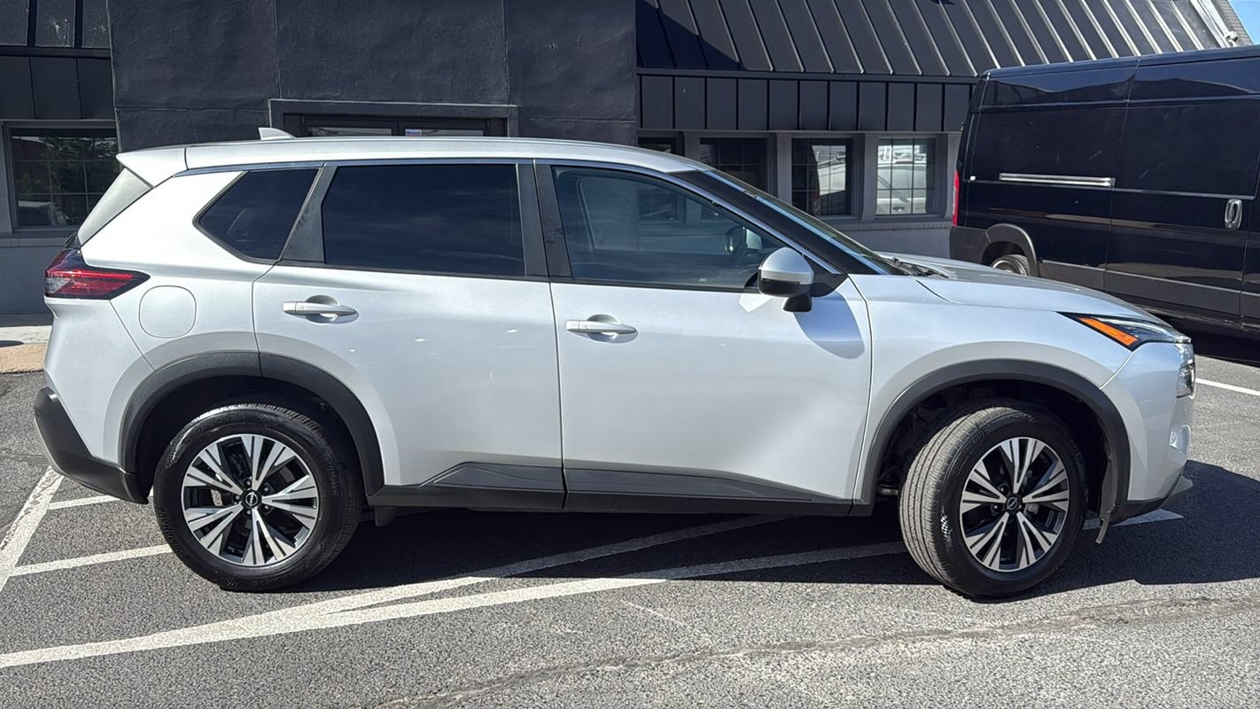 Used 2022 Nissan Rogue SV AWD/4WD image 2