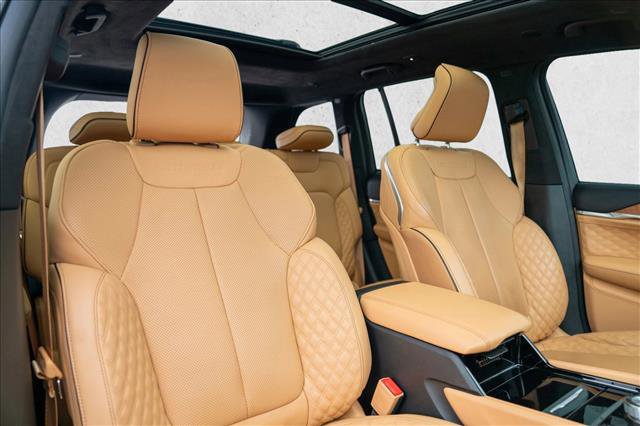 Used 2023 Jeep Grand Cherokee Summit AWD/4WD image 27