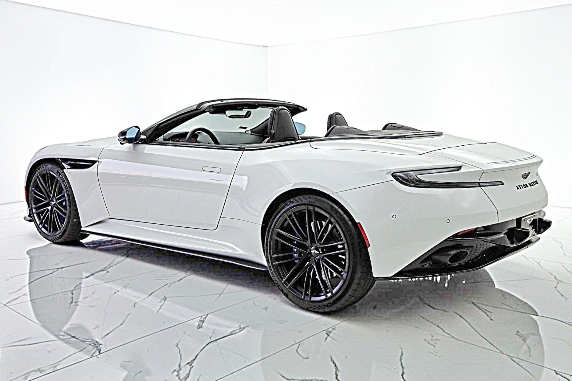 Used 2024 Aston Martin DB12 Convertible RWD image 9