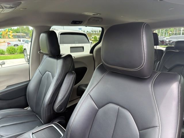 Used 2023 Chrysler Pacifica Touring-L FWD image 23