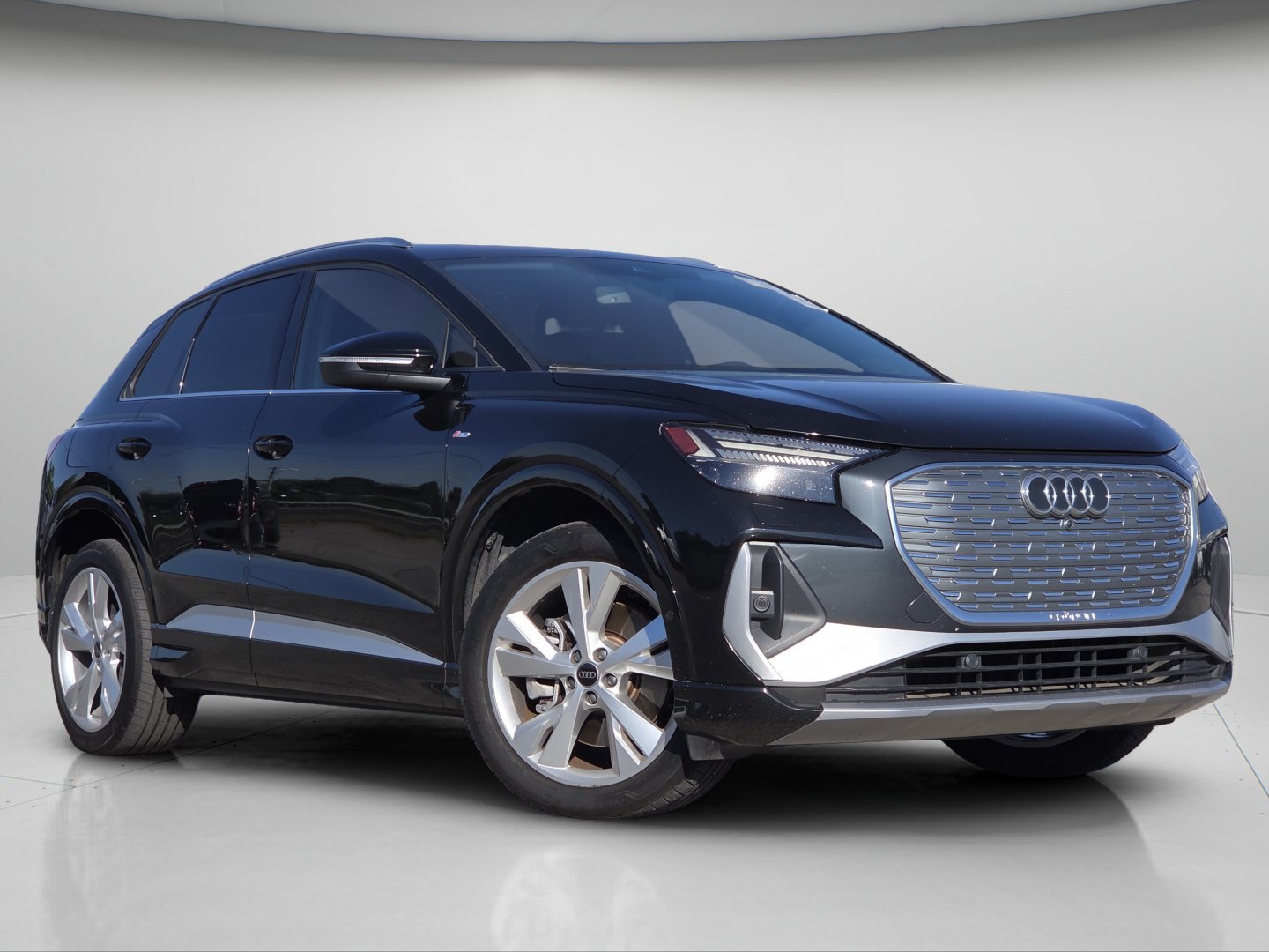Used 2023 Audi Q4 e-tron Prestige w/ 20" Wheel Package AWD/4WD image 2