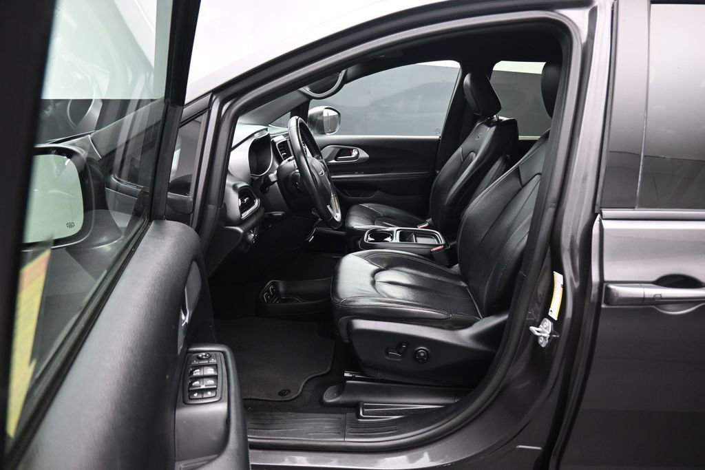 Used 2019 Chrysler Pacifica Touring-L w/ S Appearance Package FWD image 11