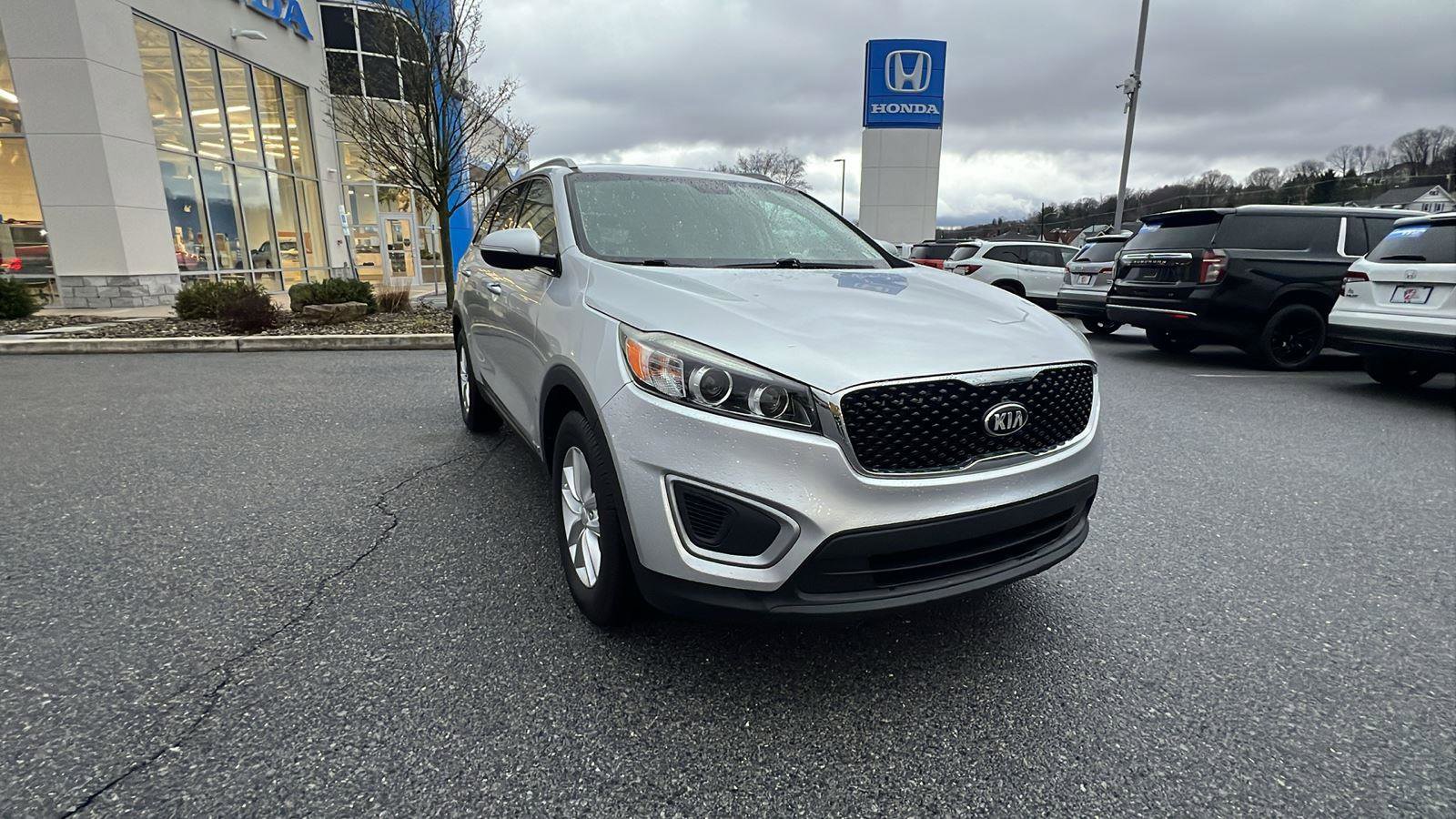Used 2017 Kia Sorento LX image 2