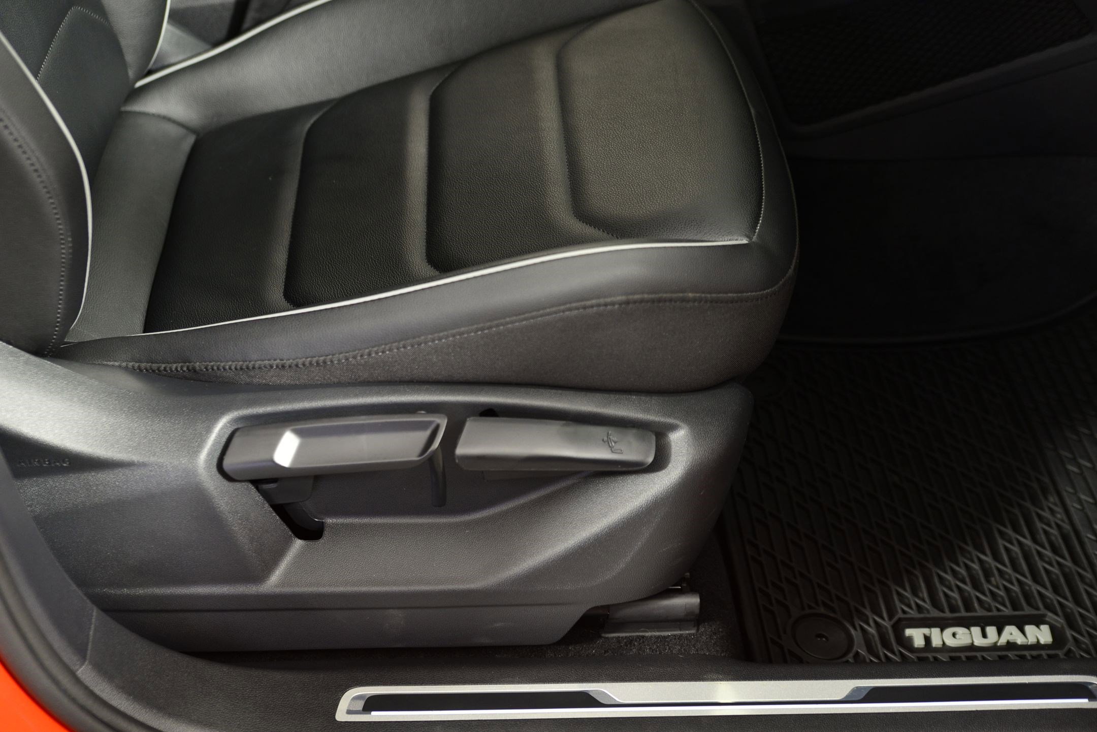 Used 2019 Volkswagen Tiguan SEL Premium image 12