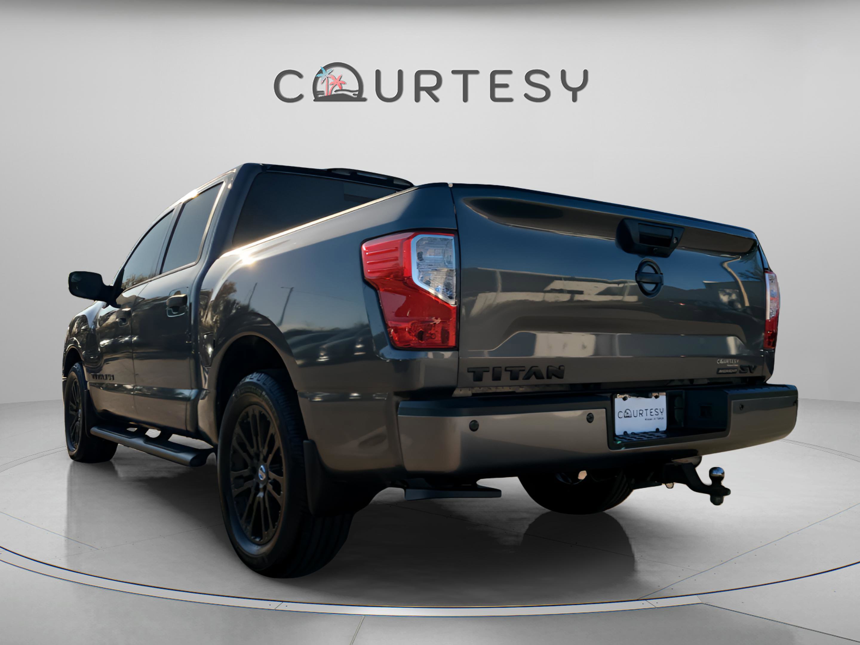 Used 2019 Nissan Titan SV w/ SV Convenience Package image 2