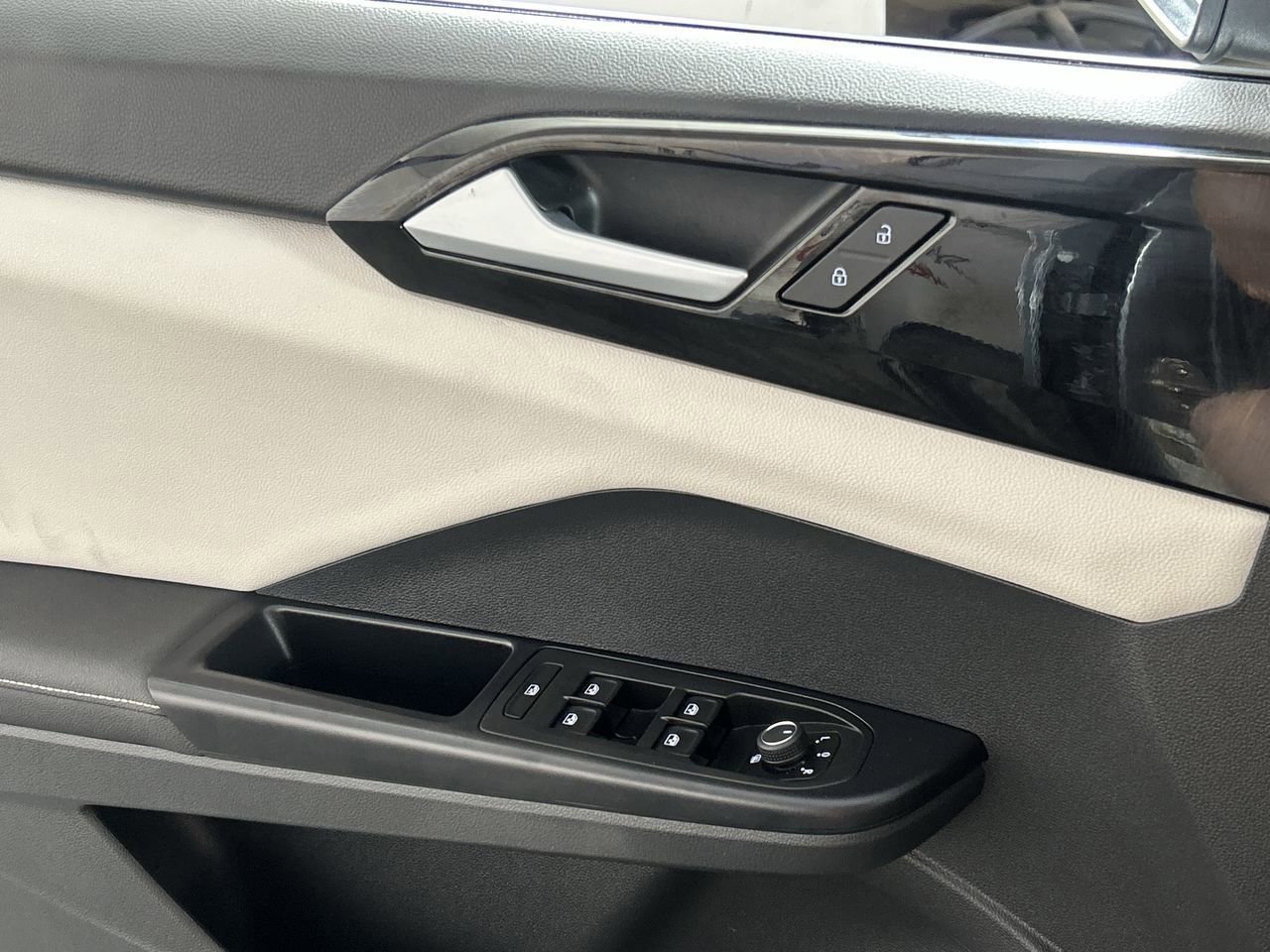 Used 2025 Volkswagen Taos S AWD/4WD image 18