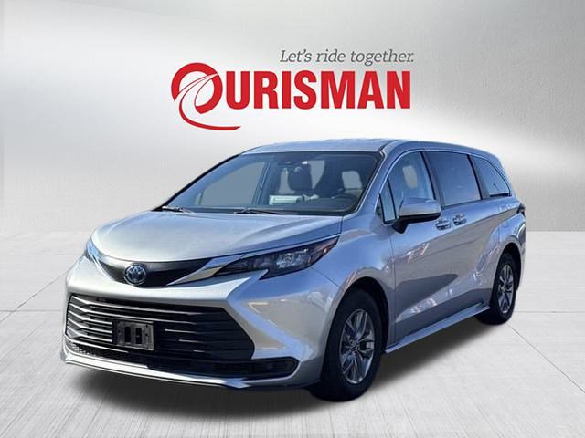 Used 2024 Toyota Sienna LE image 5