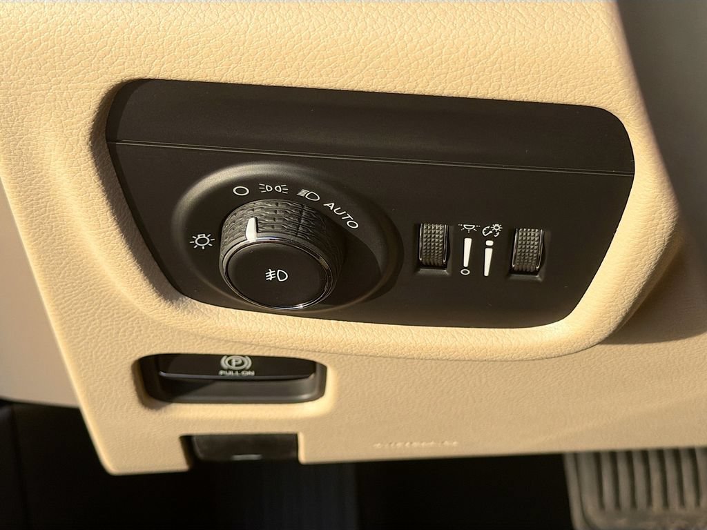New 2026 Jeep Grand Cherokee L Limited w/ Limited Altitude Package AWD/4WD image 35