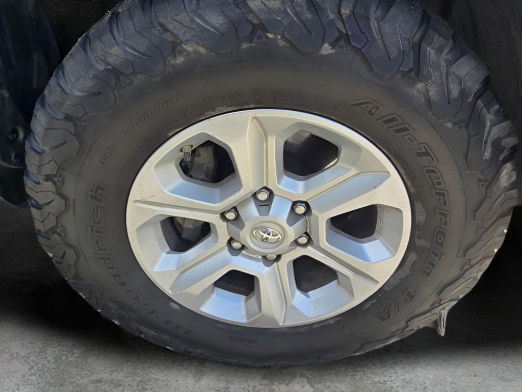 Used 2020 Toyota 4Runner SR5 AWD/4WD image 19