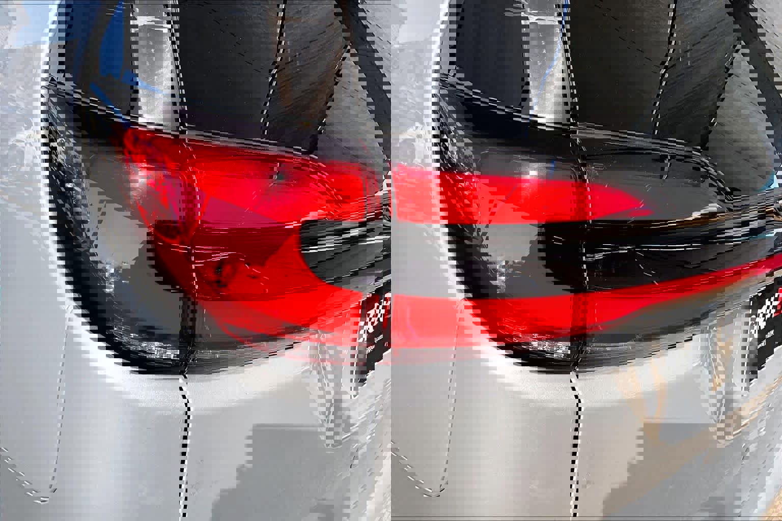 Used 2024 Chrysler Pacifica Touring-L image 28