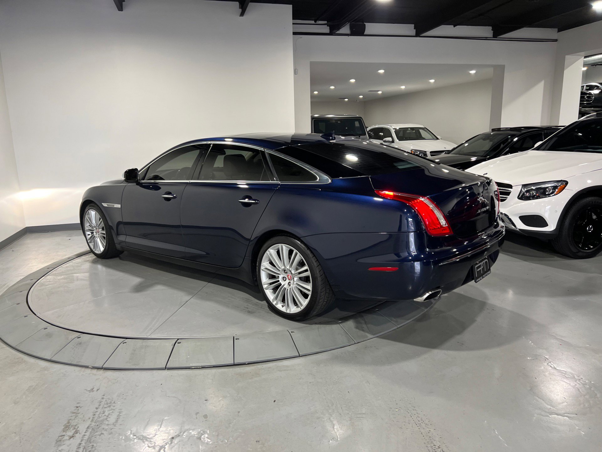 Used 2015 Jaguar XJ L Portfolio RWD image 5