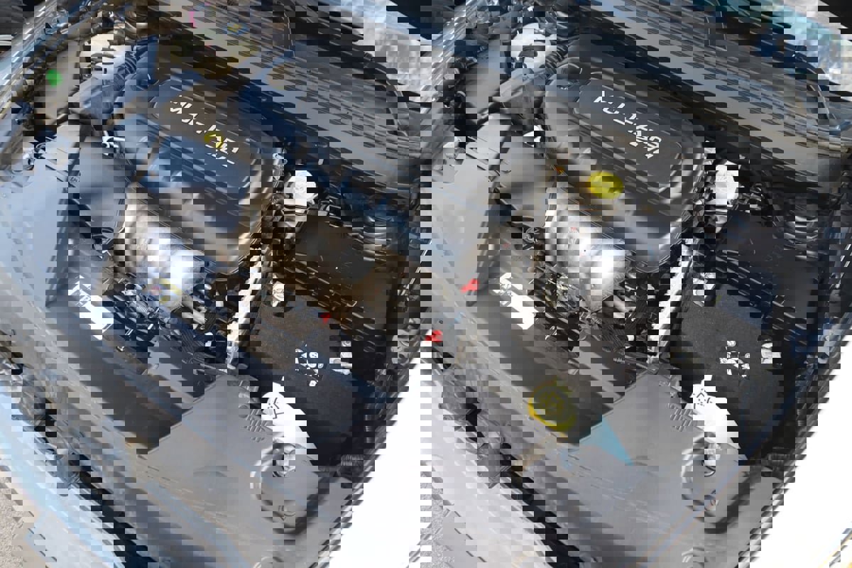 Used 2018 Jeep Cherokee Latitude Plus w/ Cold Weather Group FWD image 16