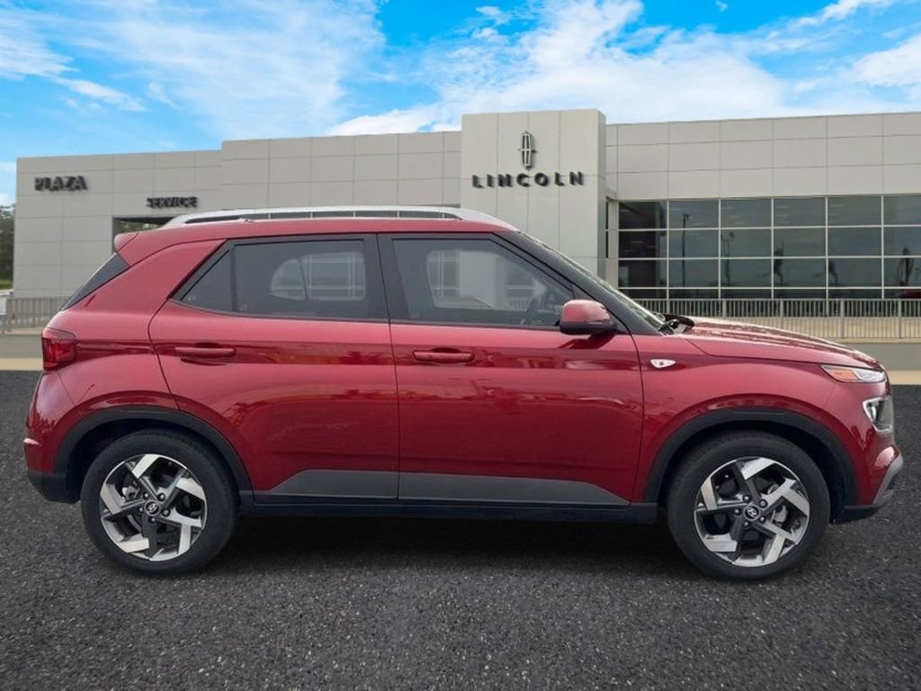 Used 2024 Hyundai Venue SEL image 2