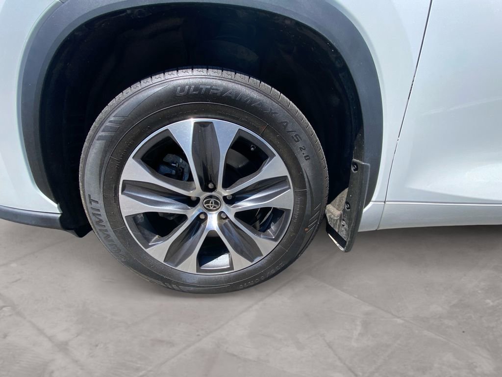 Used 2022 Toyota Highlander XLE AWD/4WD image 9