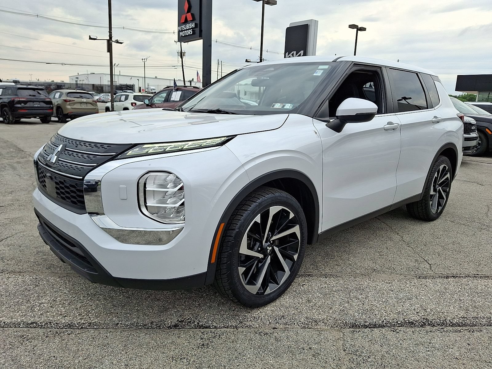 Used 2022 Mitsubishi Outlander ES AWD/4WD image 3