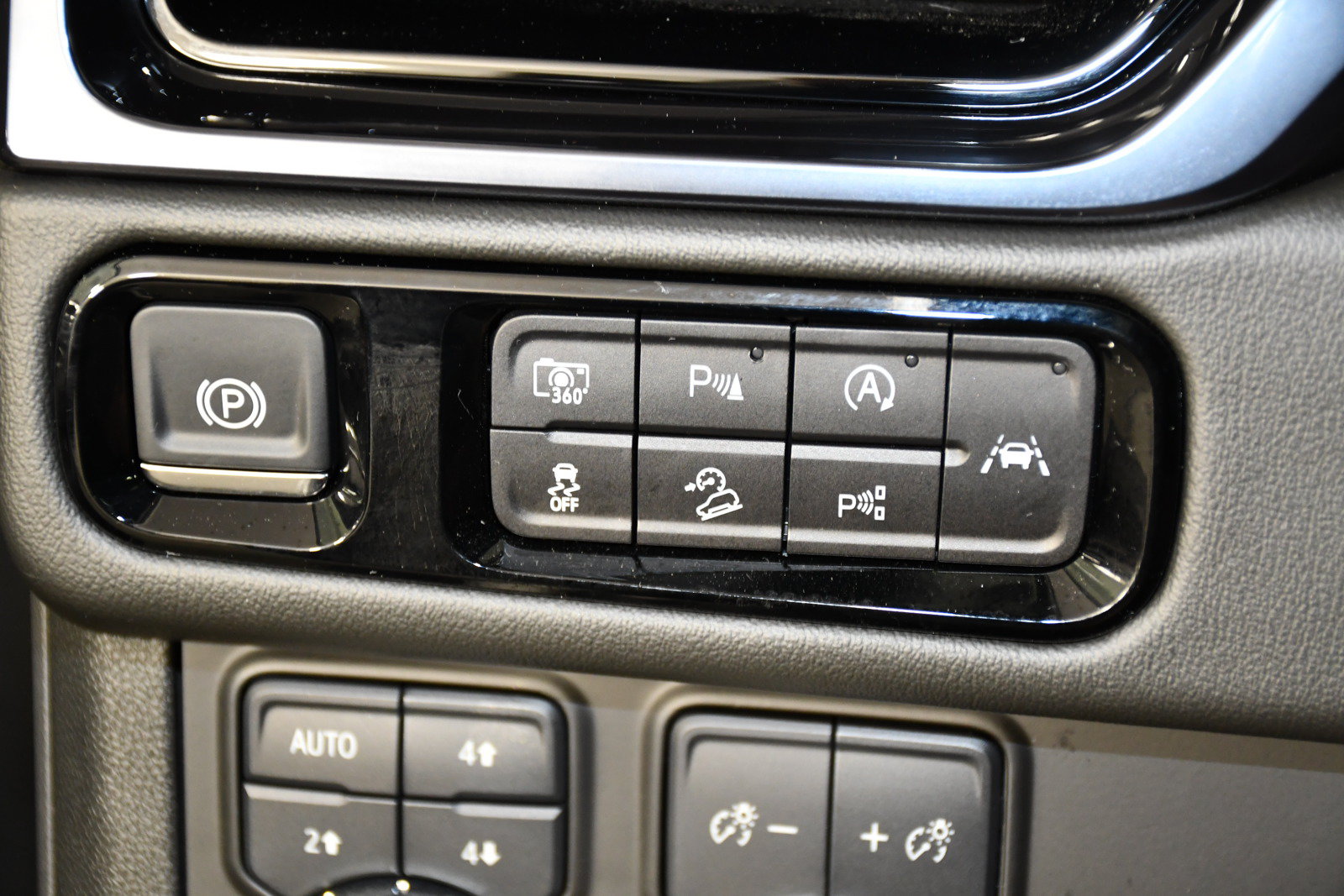 Used 2025 GMC Yukon AT4 AWD/4WD image 38