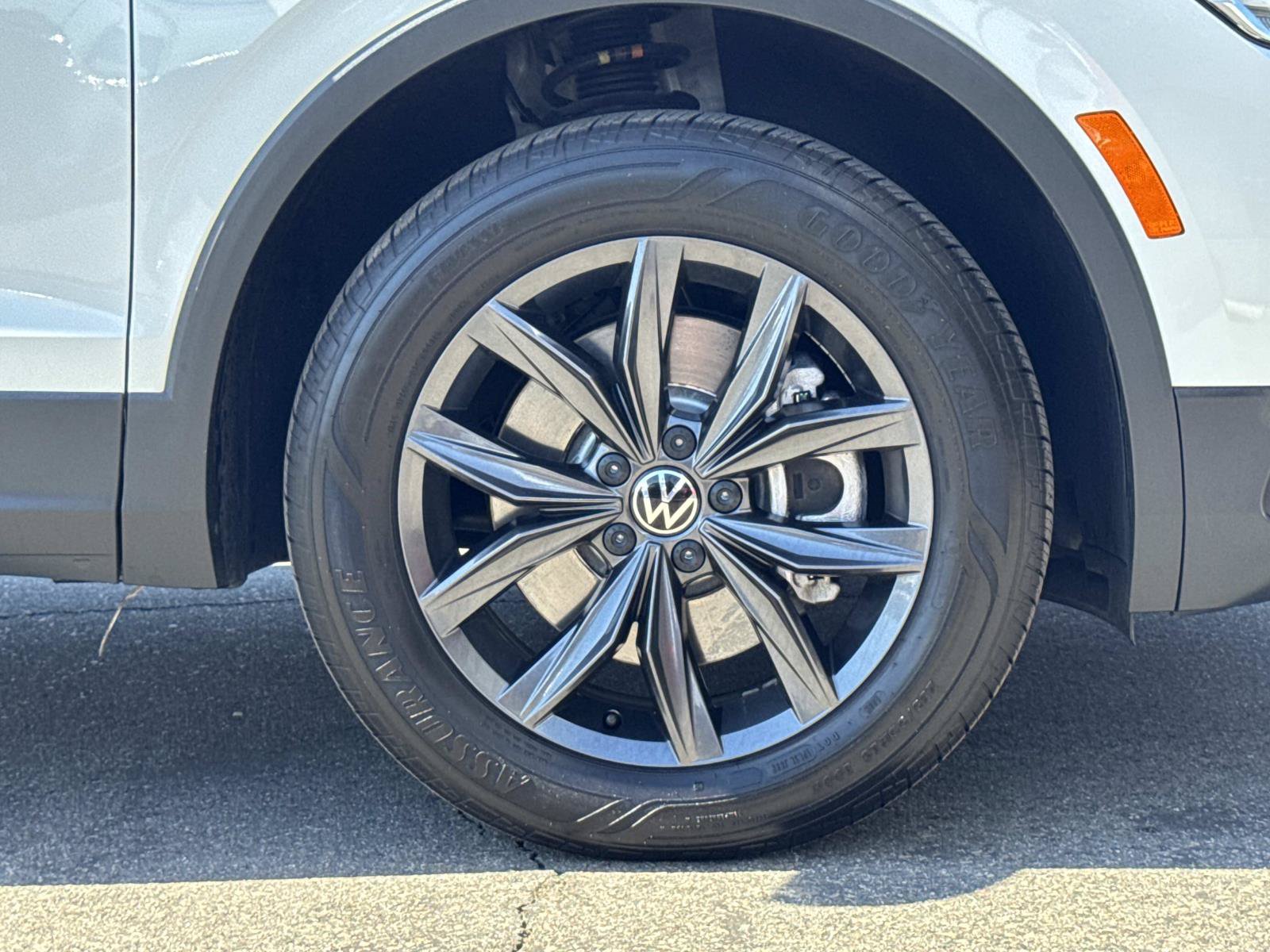 Certified 2023 Volkswagen Tiguan SE FWD image 34